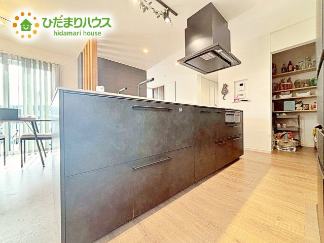 人気のオープンキッチンは、リビングにいるお子様からでもママの姿が見れ、安心な気持ちになれて寂しくない(^^)/