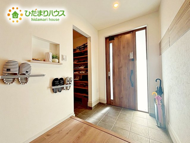 靴で溢れかえっていた玄関も、大きなシューズボックスと、玄関横のクロークでスッキリ解決！玄関は「その家の顔」とお考えの方にオススメの広さです。