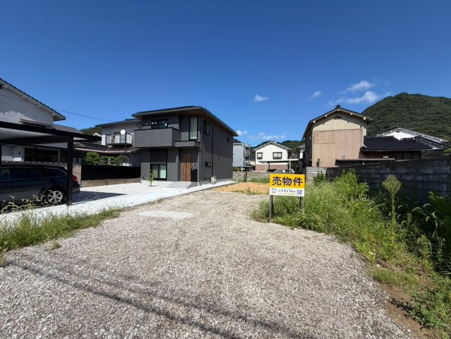 建築想定位置の南側隣地は月極駐車場になっています。