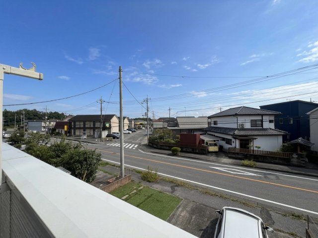 前面道路の現地完成写真です。ゆとりのある道幅や楽々駐車など、現地でご確認ください。