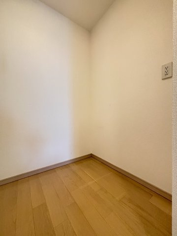 キッチン横のカップボード等を配置できるスペースとなります。