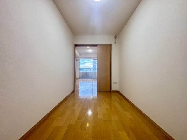 約5帖の洋室には収納を備え、居室をすっきり使えます