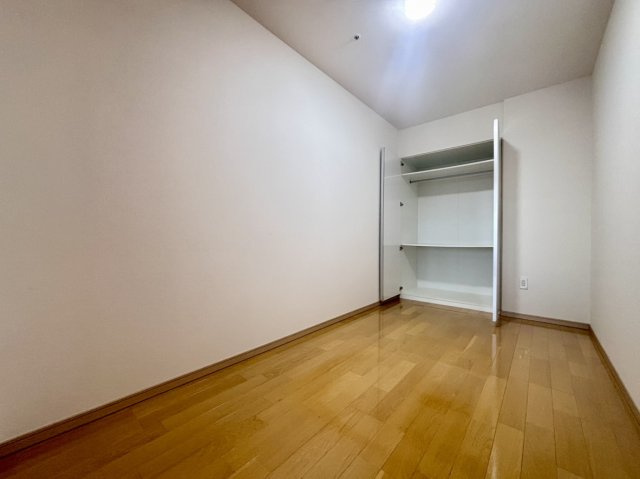 ベッドやデスクを配置しやすい、使い勝手の良い約5帖の洋室