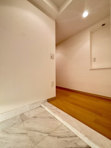 ゆとりある広さのホールと明るい玄関はご家族やお客様をいつでも気持ちよく迎えてくれます。