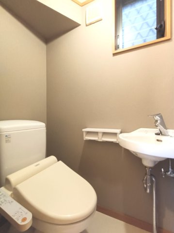 【1階　トイレ】　トイレには便利な手洗い水栓付き！機能性とデザイン性を兼ね備えた空間です。