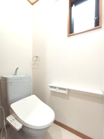【2階　トイレ】　トイレは温水洗浄便座付です。