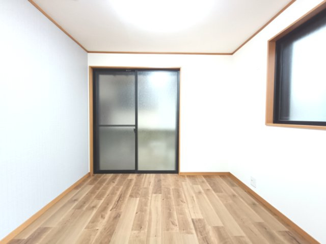 【洋室約4.5帖】　在宅ワークをするスペースとしてもお使いいただけます！