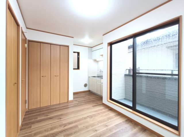 【洋室約6.5帖】　多目的に使えるセカンドキッチン付きの洋室。
