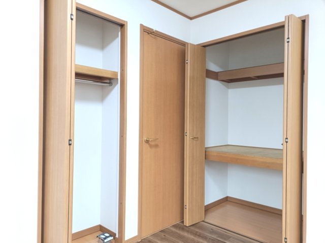 【洋室約6.5帖　収納】　クローゼットと押し入れを備え、寝具などの収納もスムーズにできそうです。