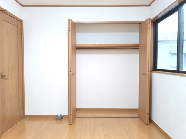 【洋室約6.0帖　収納】　ワイドなクローゼットを備え、衣類などをたっぷり収納可能。