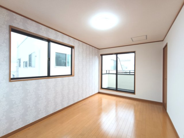 【洋室約7.5帖】　ゆったりサイズの洋室は、主寝室にいかがでしょうか？