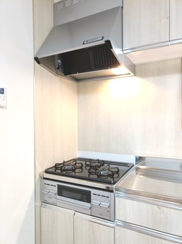 【3口コンロ】　3口コンロ、グリル付きでお料理のレパートリーも増えそうです。
