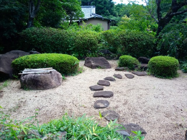 手入れの行き届いた和風庭園