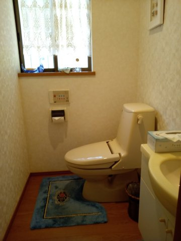 手洗いの付いたトイレです。窓付きで明るく清潔感があります。