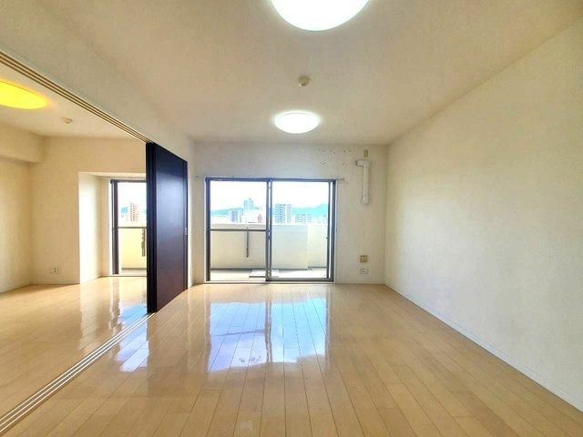 部屋全体を見渡せる、一体感のある居心地の良いオープンな居住空間。