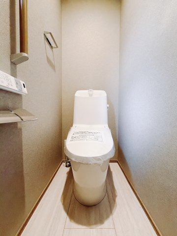 ■トイレ｜白を基調とした清潔感溢れるトイレになっています。トイレには窓がついていますので常に換気をすることができ清潔を保てます。