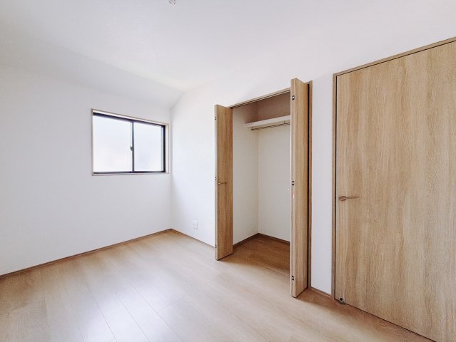■洋室｜2階各居室には収納をご用意しています♪常にお部屋を綺麗に保てます！小さなお子様も自然とお片付けができるようになるのでうれしいですよね！