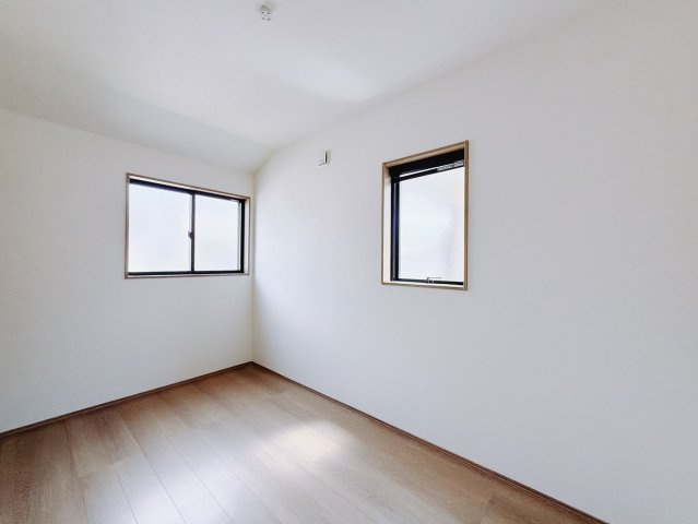 ■洋室｜ナチュラルカラーの床です。模様替えなどとても楽しく工夫できます♪陽当たり、風通しもとても良いので毎日快適な生活スタートです！子供部屋にも良いですね♪