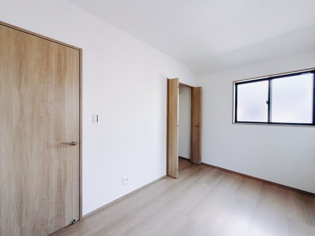 ■洋室｜ママ友が来ても子供達には子供部屋で遊んでいてもらうことができます。ママ達はリビングで楽しくおしゃべりに華を咲かせながら気兼ねなく盛り上がれます♪