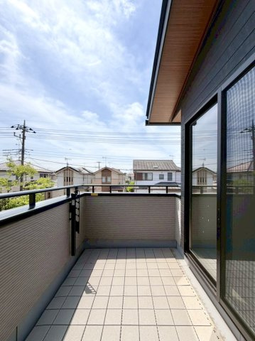 ■バルコニー｜お布団がたくさん干せますね♪バルコニーから入る日差しは暖かく、爽快な朝の目覚めを促してくれます♪洗濯物やお布団を干して太陽の香りを吸い込んだお布団で夜はおやすみください。
