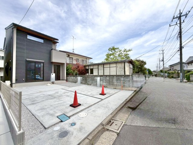 ■外観｜前面道路が広く見渡しが良いため、車の出入りやすれ違いもスムーズで日々の運転も安心して行えます♪