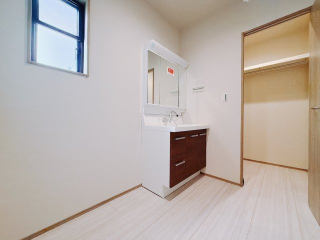 ■洗面室｜通常より広いタイプの洗面所になっています。のびのびと使える洗面所には寒い冬にストーブをおいても邪魔になりません♪