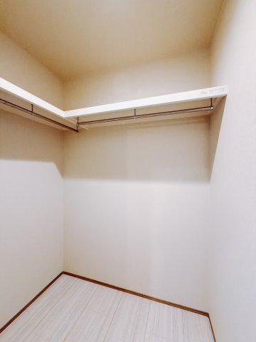 ■WIC｜洗面室にWICがございます。洗面、着替え、収納と朝の忙しい時間でも動線がスムーズです♪
