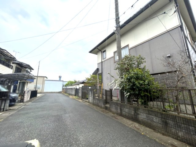 【通気工法】透湿防水シート層のさらに外側に通気層をつくることで、万が一壁内に湿気が侵入しても、空気の循環で速やかに排出。これにより、効果的に内部結露を防ぎ、外壁材、構造材の耐久性を高めます。