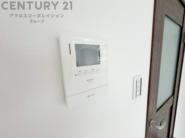 訪問者が来たときにテレビ画面で確認できるため、安心してドアを開けられます。録画機能があるものもあり、留守中に来訪者を記録しておくことができます。利便性が高く、セキュリティ面でも安心です。　