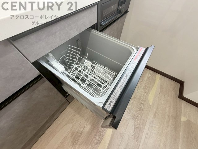 手洗いに比べて時間や労力を節約できることです。また、高温のお湯で洗浄されるため、雑菌や細菌を殺菌する効果もあります。さらに、乾燥機能があるため、手で拭く手間も省け衛生的に保管できます。　