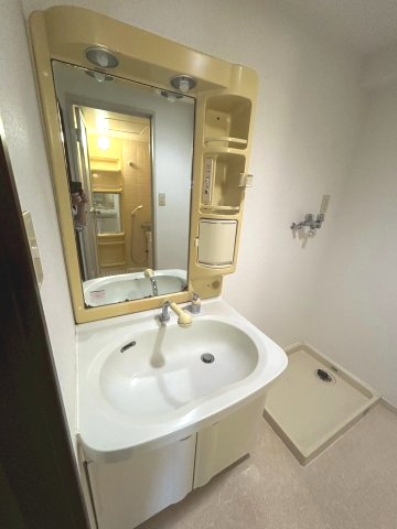 大きな鏡付きで身だしなみも整えやすい独立洗面台。洗濯機置き場もあります！