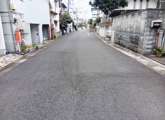 【前面道路の様子】　両面道路に接道しているため開放感良好！　※北西側道路は車両侵入不可