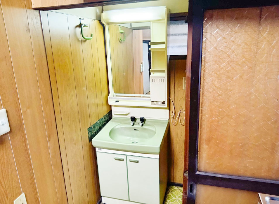 【洗面台】　洗面台には小物収納があるので、水回りをスッキリ保てます。