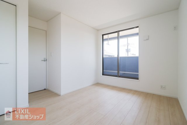 【寝室】現地完成写真。明るい採光の入る主寝室です。　（CGで家具を配置する前の現況画像です。）