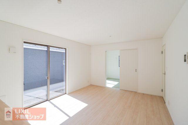 【リビング】現地完成写真。明るい日差しの入るリビングは家族団らんの場所♪　（CGで家具を配置する前の現況画像です。）
