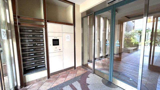 オートロックの前に郵便ポストと宅配ボックスが設置されています。