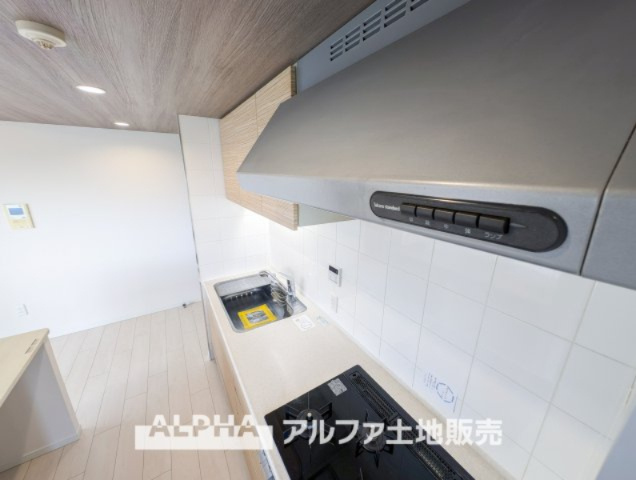 【Range　hood】　◆レンジフード◆武骨なまでに磨きこまれたステンテクスチャーはコンテンポラリー・デザイン。ダウンライトがフードを照らし煌めきの瀟洒なキッチンを演出する。