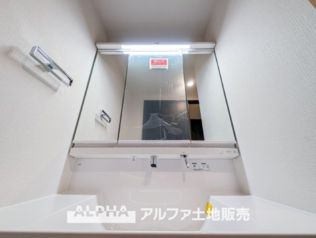 【Vanity　with　Three　Mirrors】　◆三面鏡洗面化粧台◆身支度で使う歯ブラシや化粧品などの小物も鏡裏にすっきり収納。生活感を抑えて朝のひとときも快適に過ごせスタイリッシュな空間に。