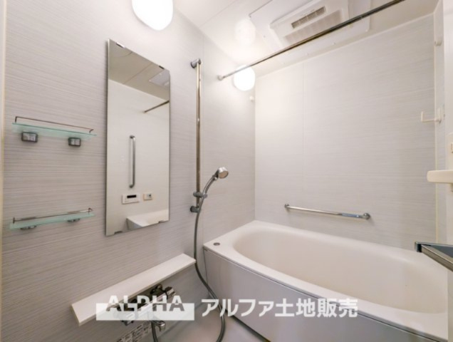 【Bathroom】　◆浴室換気乾燥機付きUB◆雨に日でも洗濯物が乾かせ、同時に室内を乾燥させる為、カビ、汚れの発生を抑えます。暖房機機能があり冬場は入浴前に暖め可能でとても重宝します。