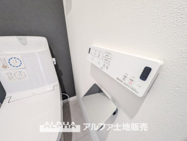 【Warm　water　flush　toilet】　◆温水洗浄便座付きトイレ◆お掃除も楽々。快適に過ごすためには今や欠かせない設備の一つです。壁掛けリモコンで使いやすくいつでも清潔に保てます。