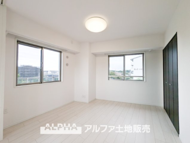 【Two　sides　lighting】　◆明るい主寝室◆二面採光北側の居室は明るく爽やかな風の抜ける快適空間。。収納もしっかりと沢山の洋服をしまえます。