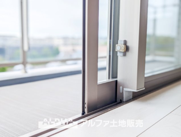 【outward　appearance】　◆バルコニー◆家から望む空はブルースカイ。隔てるものは何もなく、そこにあるのは青い空と白い雲の景色がこの街の彩りを演出している。