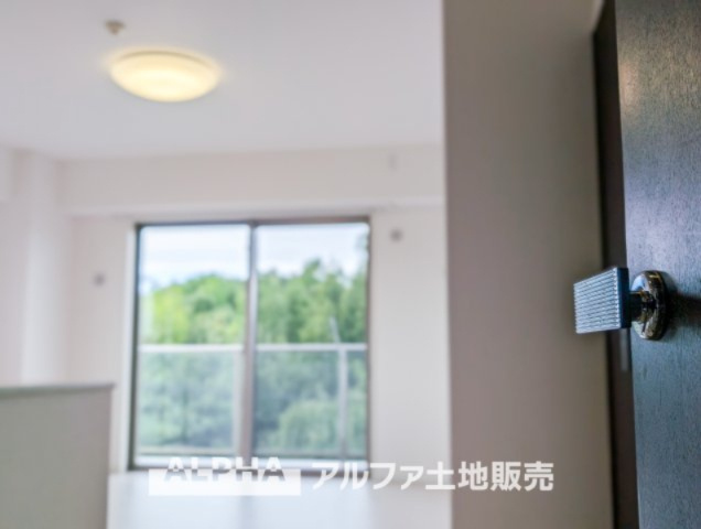 【The　situation】　◆シチュエーション◆リビングルームのドアを開くと、窓から飛び込むのは緑と光の風光明媚な景色。僕の目に映るは、ここで家族と会話をワイワイガヤガヤ楽しんでいる様子。
