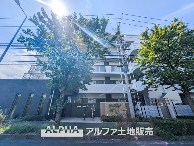 【Entrance】　◆エントランス◆管理の行き届いた綺麗なエントランスは、扉を開けると温もりと幸せと楽しさいっぱいの我が家に帰ってきたんだなと落ち着く瞬間。
