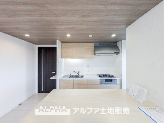【Open　Kitchen】　◆オープンキッチン◆キッチン上部の吊り戸棚を設置せず開放感あふれた、家族との対話が楽しめるオープン・キッチンを採用。家族との会話が楽しみになりますね。
