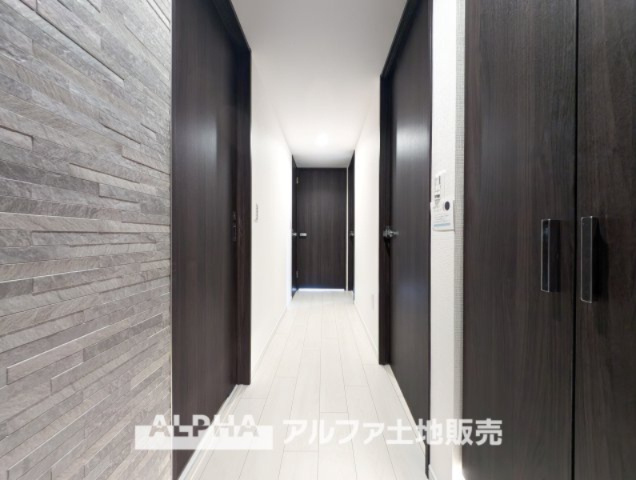 【Entrance】　◆玄関◆ポーチに採光が射し込む。土間とシューズクロークの間には影が生れ、優しく情緒豊かな陰影を紡ぎだしている。それはひっそしと仄かな優しいマイホームの温もりを感じさせている。