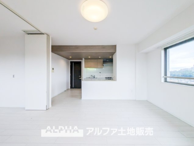 【Livingroom】　◆爽やかな空間◆窓をあけるとリビングに通り抜ける清々しく心地よい冷涼なそよ風がこの空間を涼しくしてくれる。風通しの良さは人にとっても家にとっても健康的で気持ちいいものです。