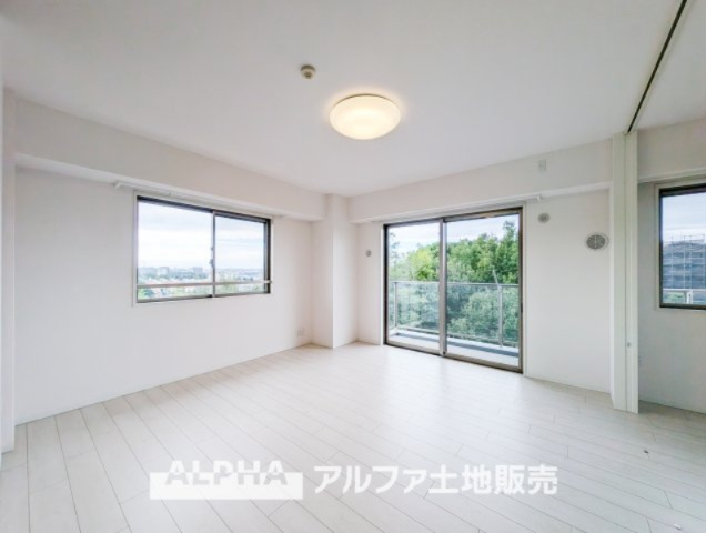 【Living　room】　◆時を忘れる場所◆ここにはみんなが集い、食事と楽しい会話が始まる。話に夢中になりすぎて、ついつい時を忘れ夜半過ぎになってしまう。そんな束の間の幸せを感じさせてくれる場所。