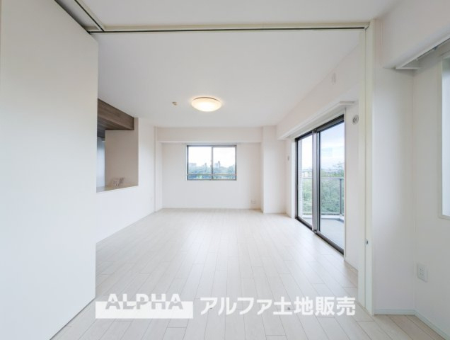 【Comfortable　living】　◆居心地のいい暮らし◆には欠かせない眩い採光。ゆったりとした幅の窓からこの空間に降り注ぐ採光が絶えない。明るいリビングこそ居心地のいい暮らしが待っていると思う