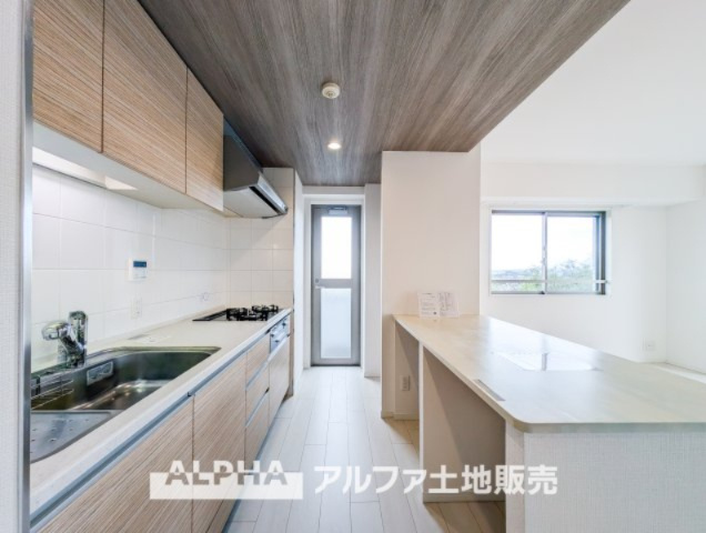 【Kitchen　counter】　◆カウンターテーブル◆友達を呼んでちょっとしたホームパーティーをする時、作りたての料理を出したい。そんな時カウンターに料理をのせ一緒手伝ってもらう時間も楽しい。